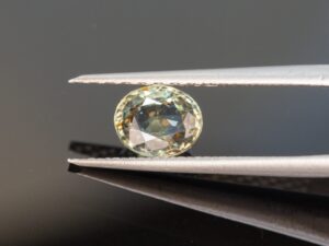 1,43ct rohekasoranž safiir