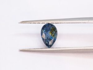 Looduslik, 1,3ct kahevärviline safiir